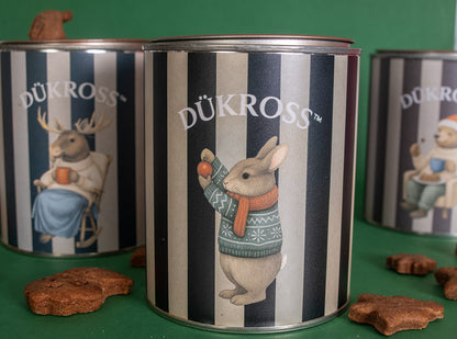 North Pole 200 Grs.: Galletas navideñas artesanales con aroma a canela, elaboradas con receta familiar y guardadas en exclusivos tarros vintage DÜKROSS.