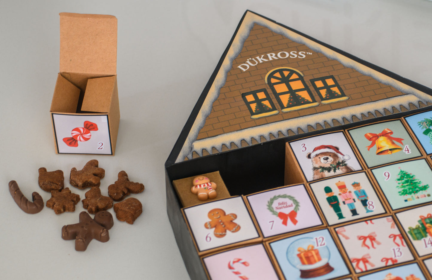 Calendario Adviento Home: Calendario de Adviento con 25 cajitas llenas de galletas y chocolates navideños, presentado en una casita metálica hecha completamente a mano. Una pieza única para vivir la magia día a día.