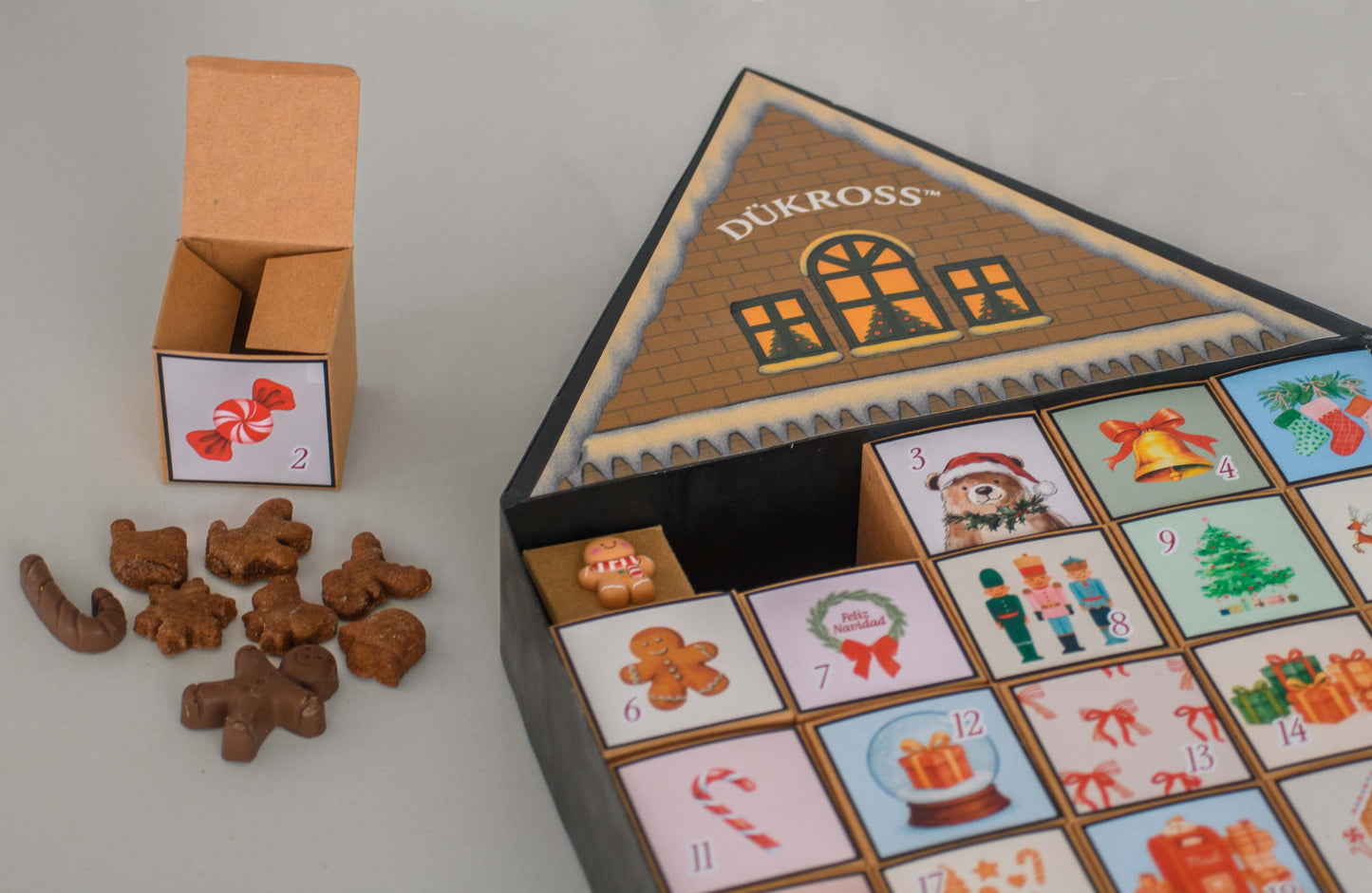 Calendario Adviento Home: Calendario de Adviento con 25 cajitas llenas de galletas y chocolates navideños, presentado en una casita metálica hecha completamente a mano. Una pieza única para vivir la magia día a día.