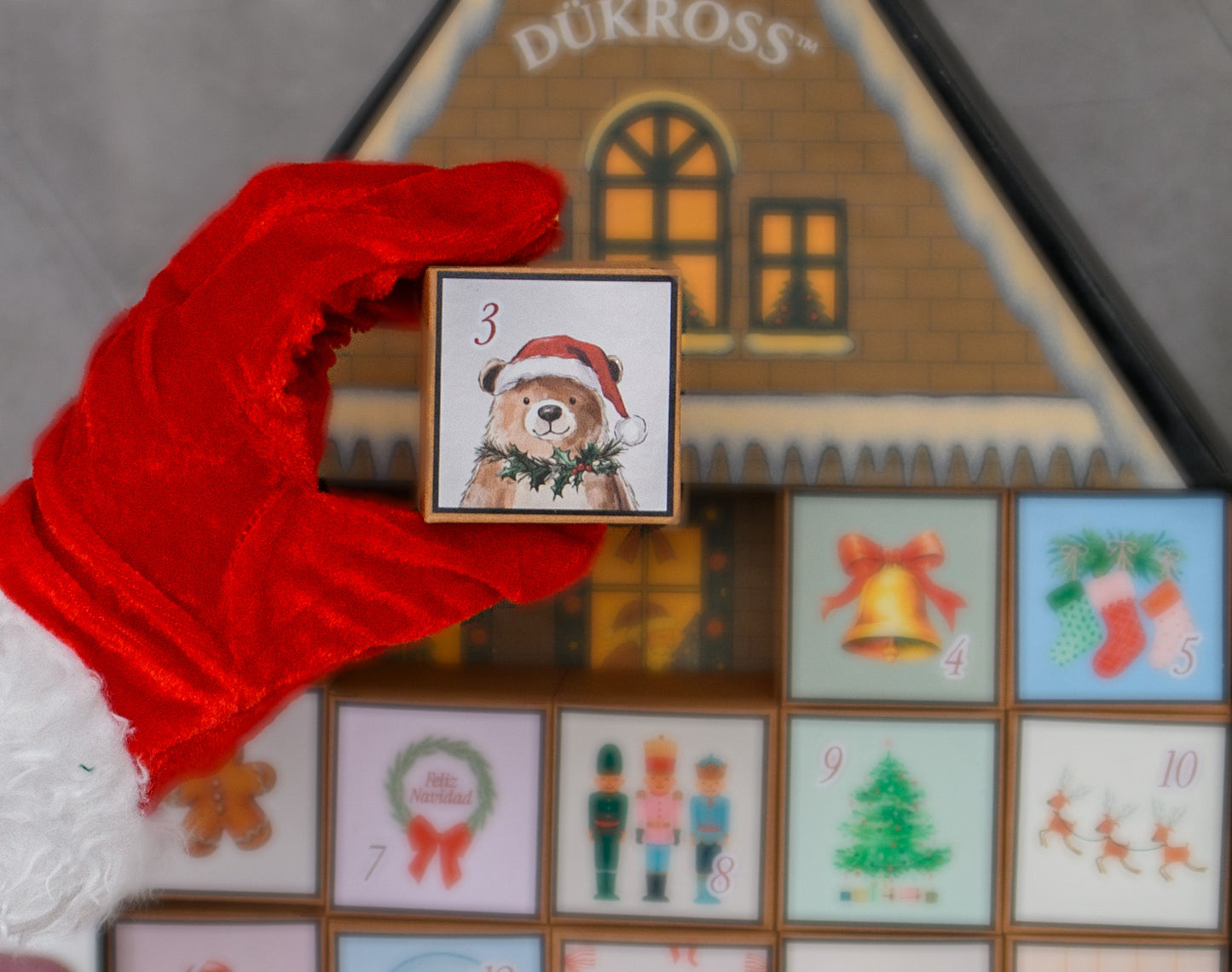 Calendario Adviento Home: Calendario de Adviento con 25 cajitas llenas de galletas y chocolates navideños, presentado en una casita metálica hecha completamente a mano. Una pieza única para vivir la magia día a día.