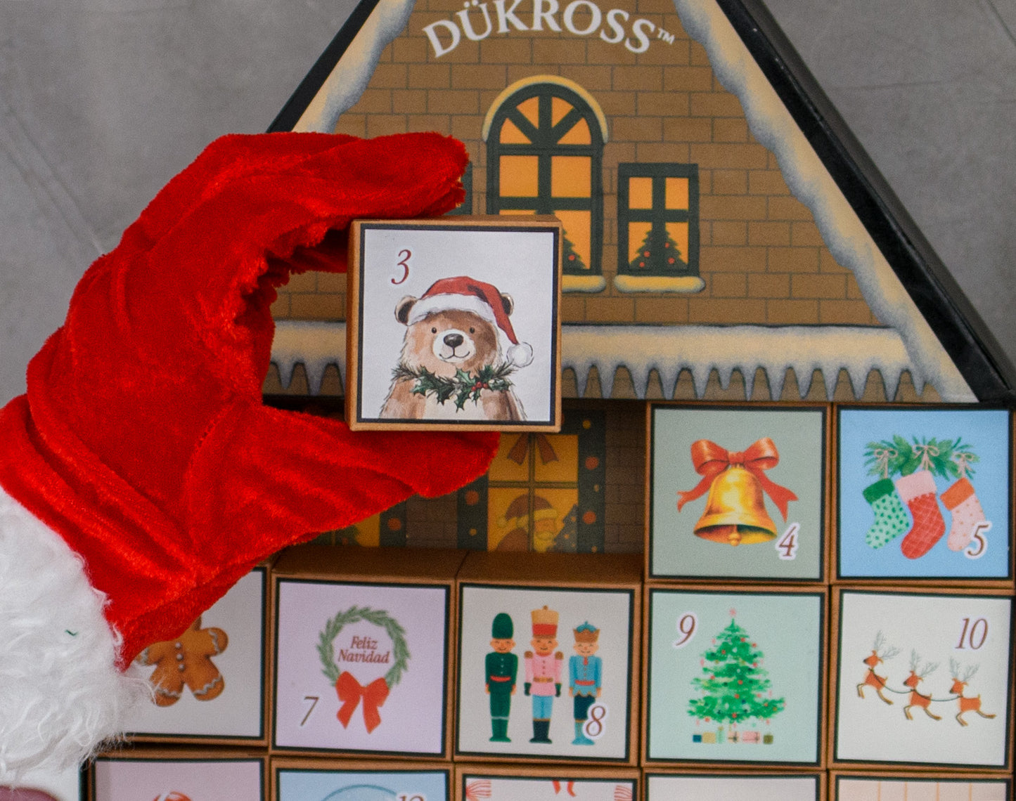 Calendario Adviento Home: Calendario de Adviento con 25 cajitas llenas de galletas y chocolates navideños, presentado en una casita metálica hecha completamente a mano. Una pieza única para vivir la magia día a día.