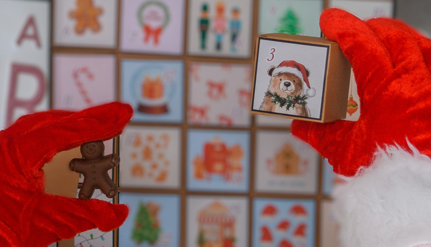 Calendario Adviento Home: Calendario de Adviento con 25 cajitas llenas de galletas y chocolates navideños, presentado en una casita metálica hecha completamente a mano. Una pieza única para vivir la magia día a día.