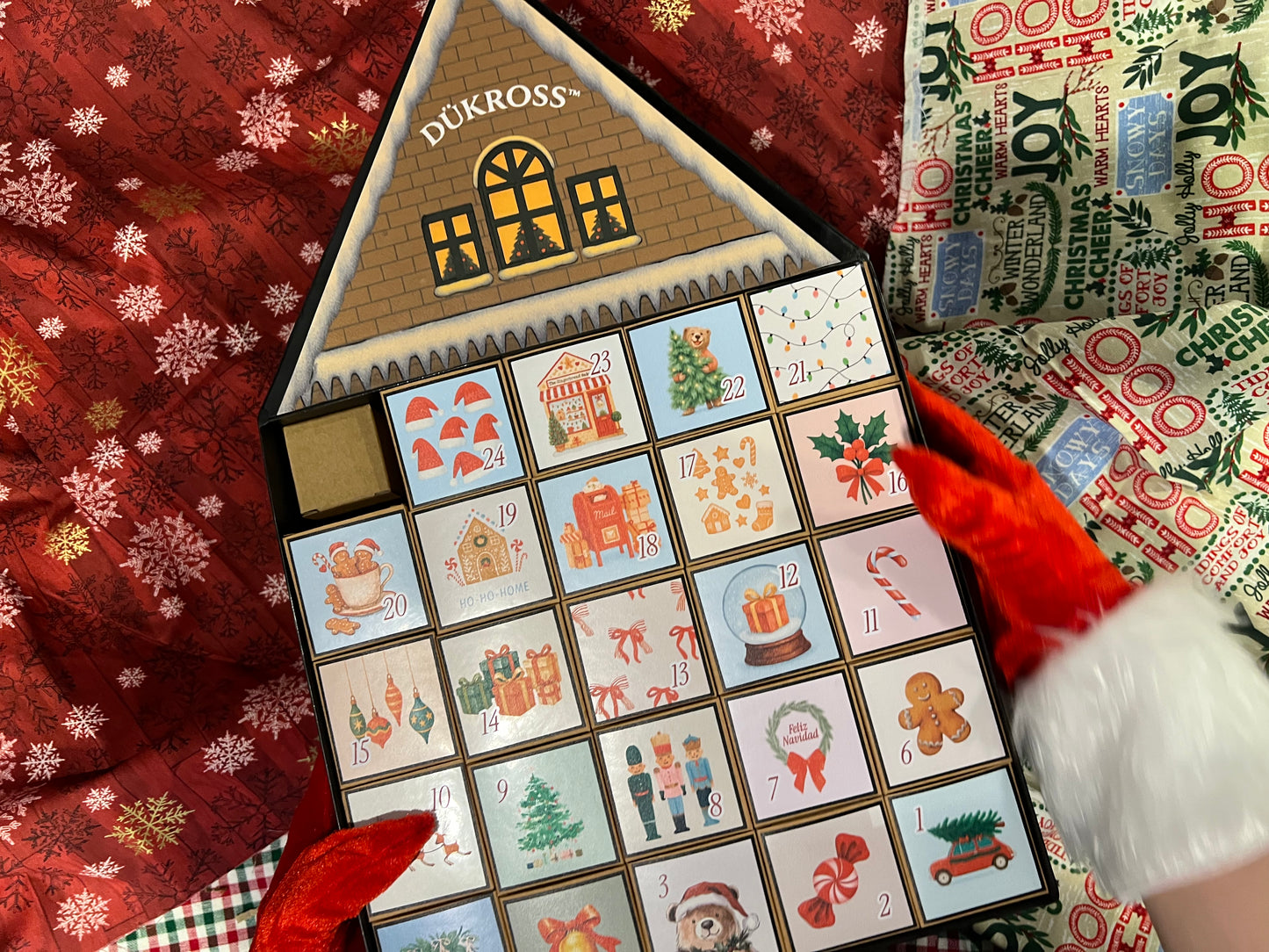 Calendario Adviento Home: Calendario de Adviento con 25 cajitas llenas de galletas y chocolates navideños, presentado en una casita metálica hecha completamente a mano. Una pieza única para vivir la magia día a día.