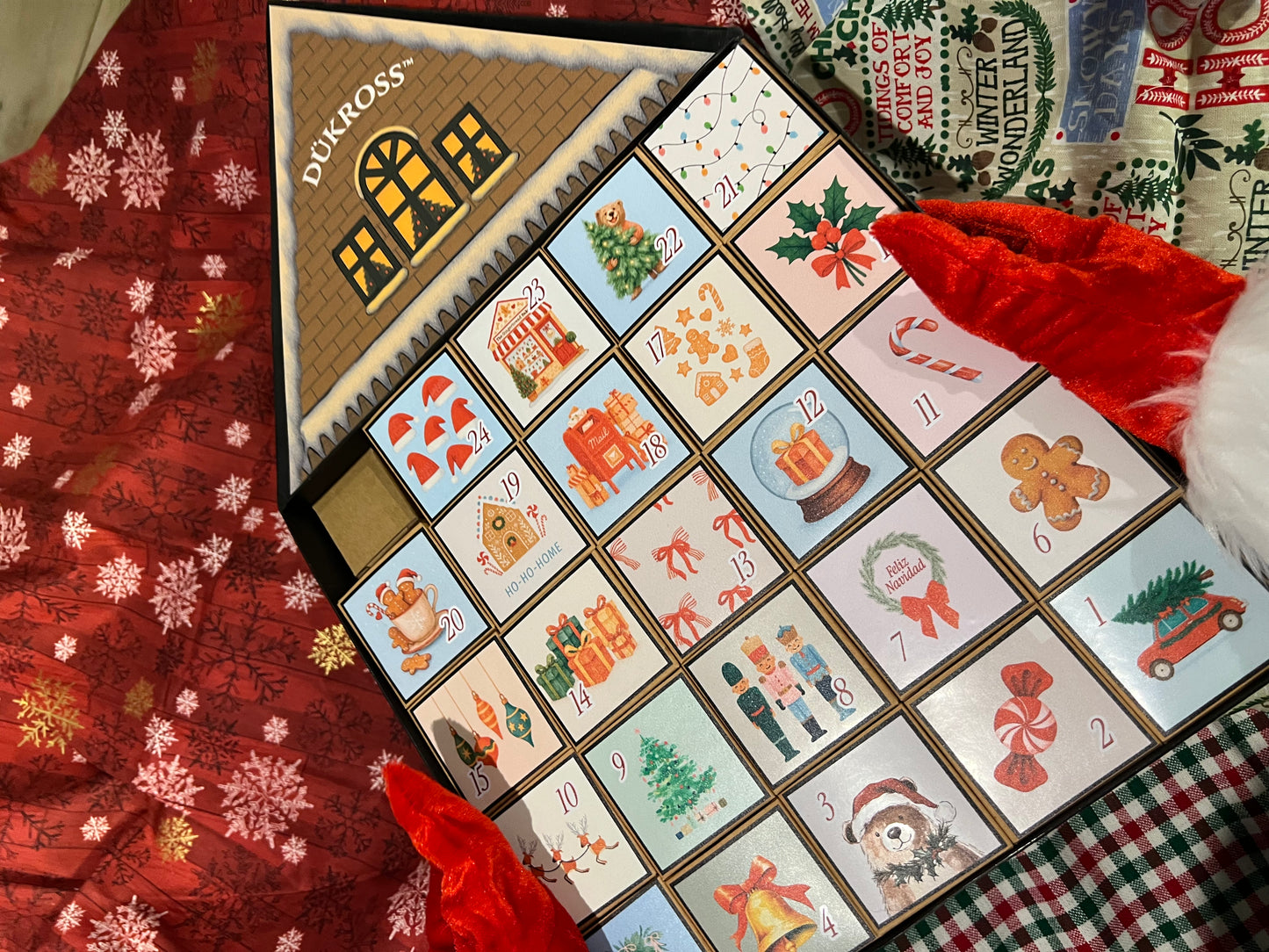 Calendario Adviento Home: Calendario de Adviento con 25 cajitas llenas de galletas y chocolates navideños, presentado en una casita metálica hecha completamente a mano. Una pieza única para vivir la magia día a día.