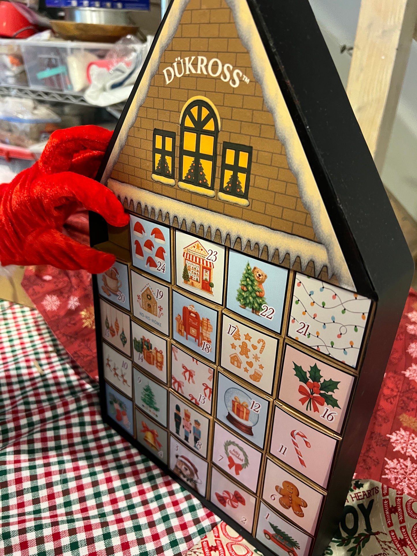 Calendario Adviento Home: Calendario de Adviento con 25 cajitas llenas de galletas y chocolates navideños, presentado en una casita metálica hecha completamente a mano. Una pieza única para vivir la magia día a día.